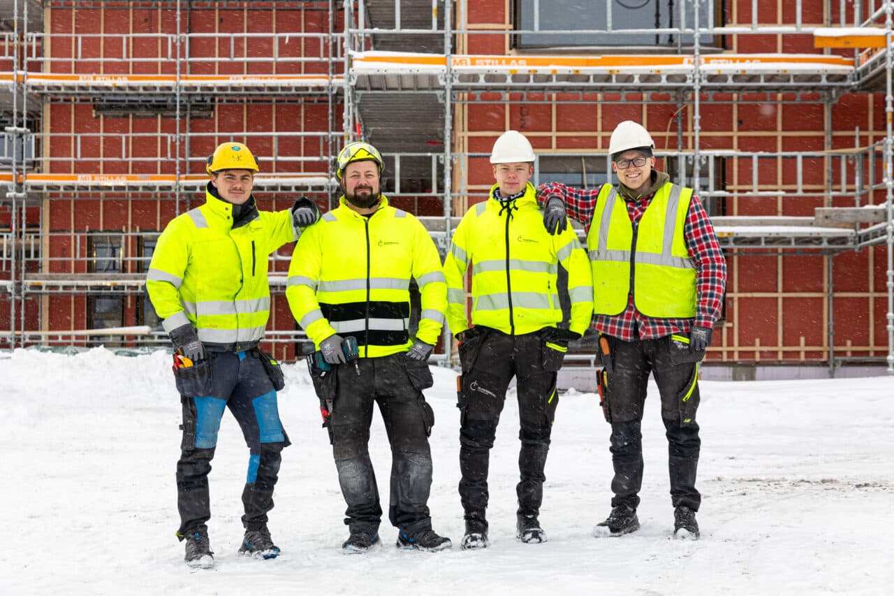 bildet viser fire menn i gule vester